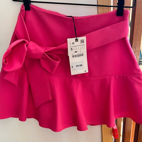 Zara Other - Zara high waisted bow skort. Side hidden inseam zip closure.